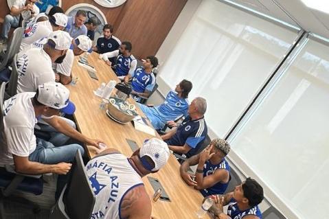 Reunião foi solicitada pela organizada e, segundo apuração, transcorreu de forma pacífica, embora marcada por cobranças diretas