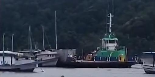 A Balsa FB-MF25 arrastou embarcações de pequeno porte na travessia Guarujá-Bertioga, na quinta-feira (26), por volta de 15h30, quando se deslocava para realizar manutenção programada sem usuários sob condições de mar agitado e fortes rajadas de vento