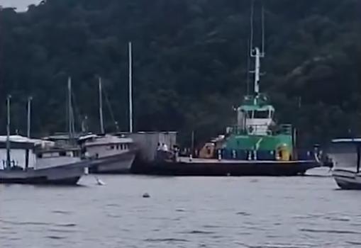 A Balsa FB-MF25 arrastou embarcações de pequeno porte na travessia Guarujá-Bertioga, na quinta-feira (26), por volta de 15h30, quando se deslocava para realizar manutenção programada sem usuários sob condições de mar agitado e fortes rajadas de vento