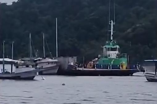 A Balsa FB-MF25 arrastou embarcações de pequeno porte na travessia Guarujá-Bertioga, na quinta-feira (26), por volta de 15h30, quando se deslocava para realizar manutenção programada sem usuários sob condições de mar agitado e fortes rajadas de vento