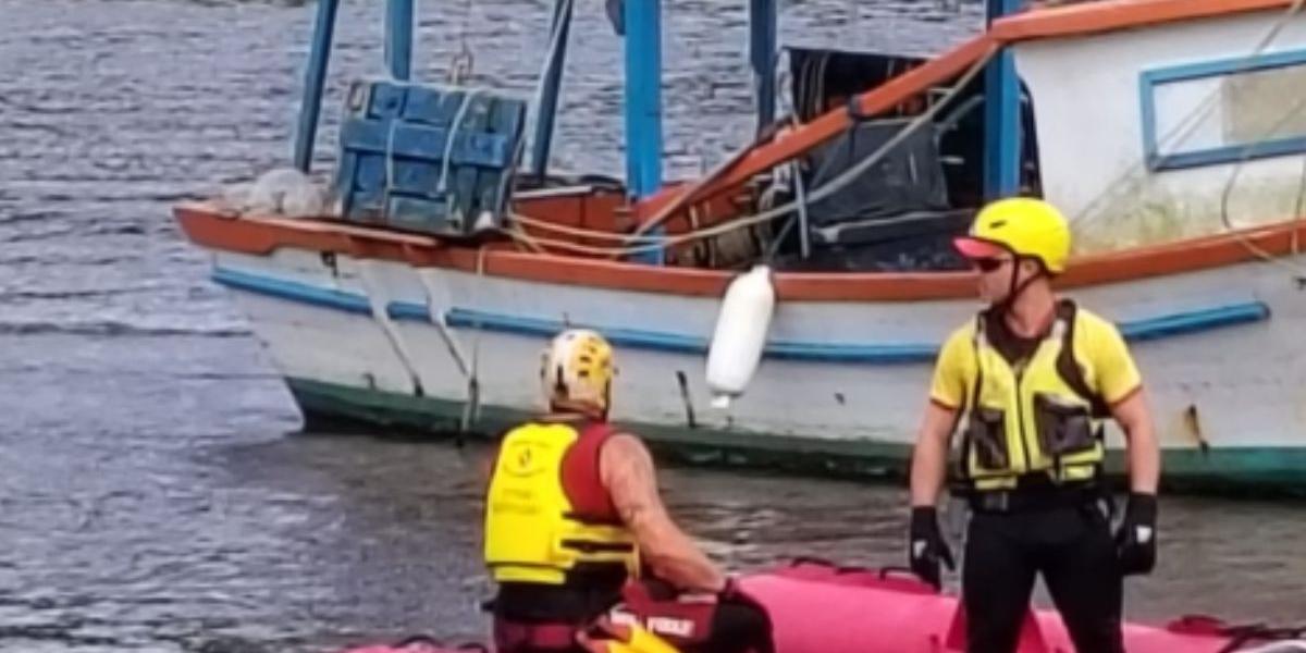 As buscas foram retomadas  neste sábado (28) pelo  Grupamento de Bombeiros Marítimo (GBMar)