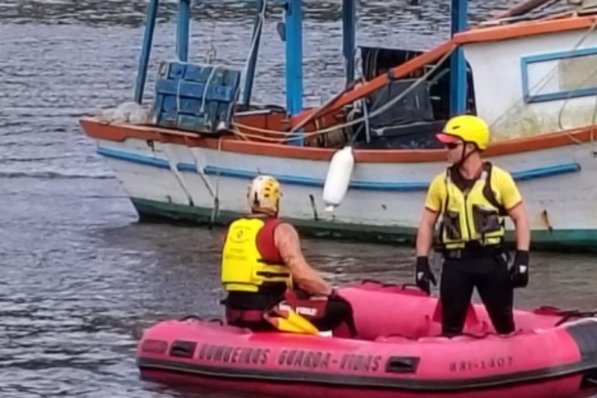 As buscas foram retomadas  neste sábado (28) pelo  Grupamento de Bombeiros Marítimo (GBMar)