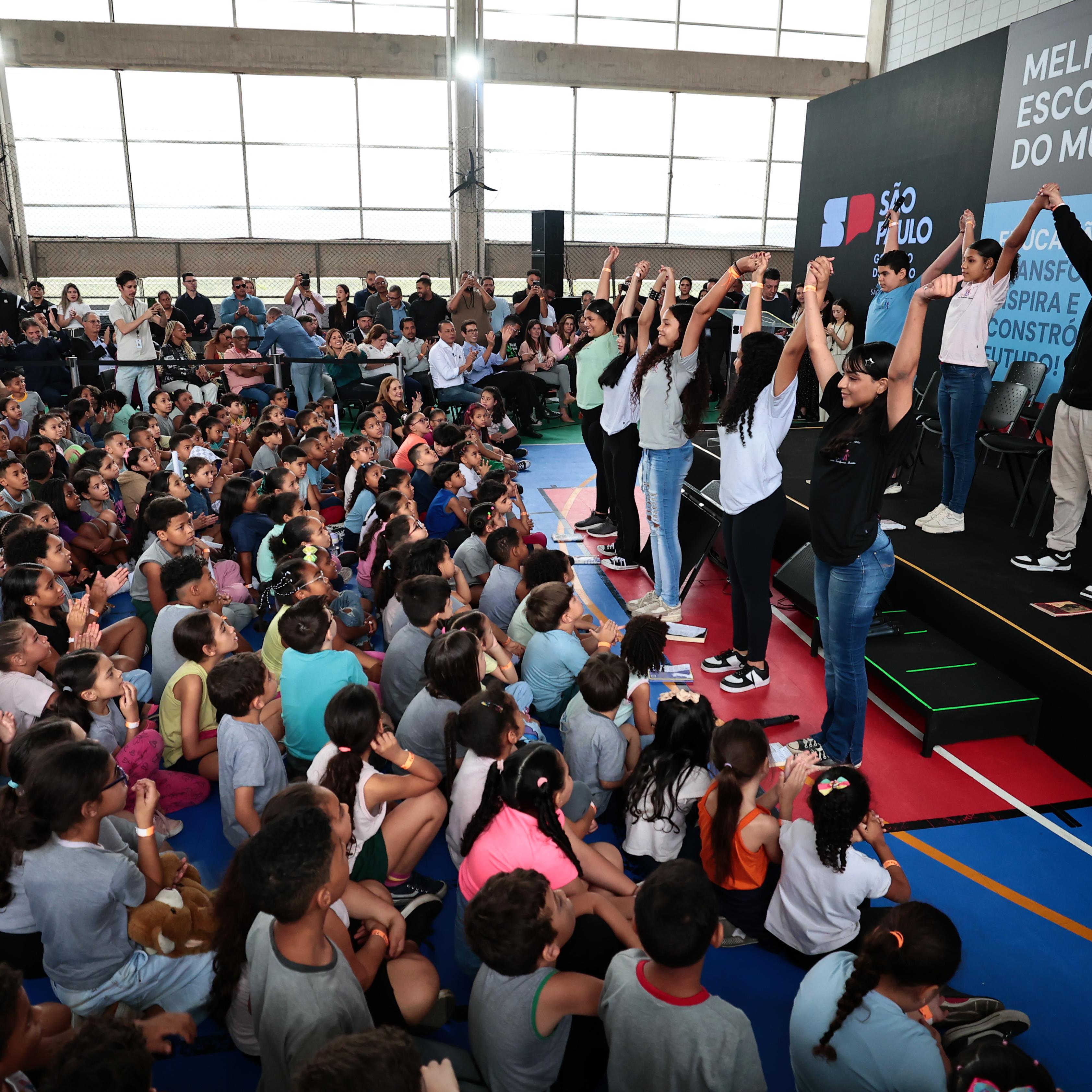 Escola cubatense em setembro de 2025, no dia em que foi anunciada como melhor escola do mundo