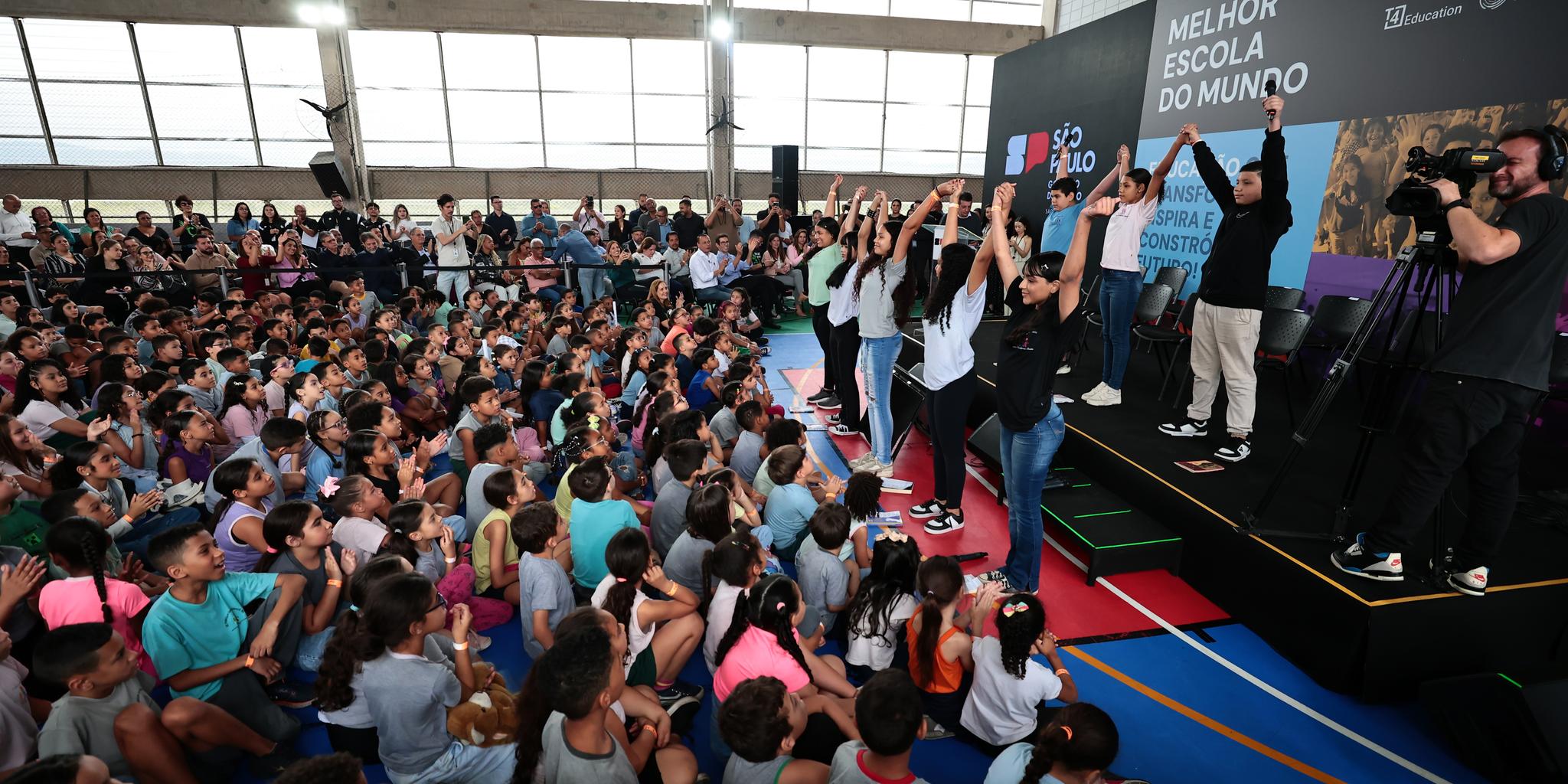 Escola cubatense em setembro de 2025, no dia em que foi anunciada como melhor escola do mundo