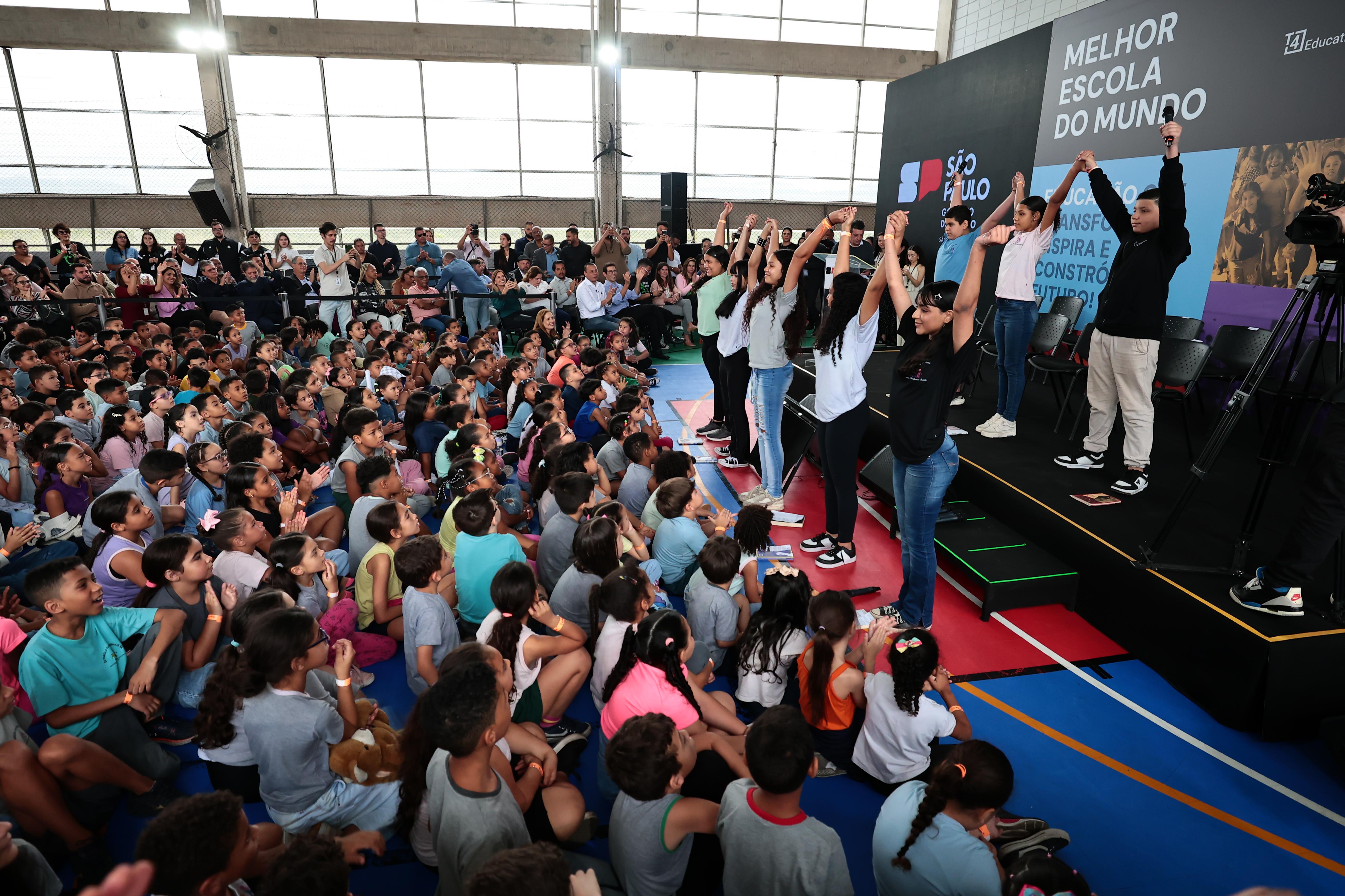 Escola cubatense em setembro de 2025, no dia em que foi anunciada como melhor escola do mundo