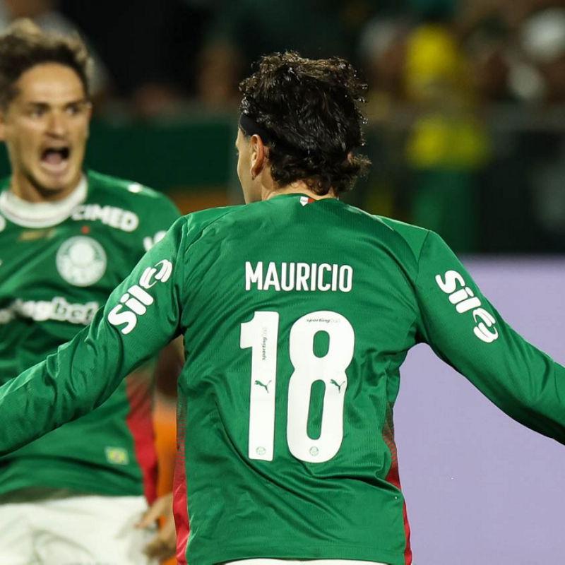 O jogador Mauricio comemora seu gol contra a equipe do São Paulo FC, durante partida válida pela semifinal