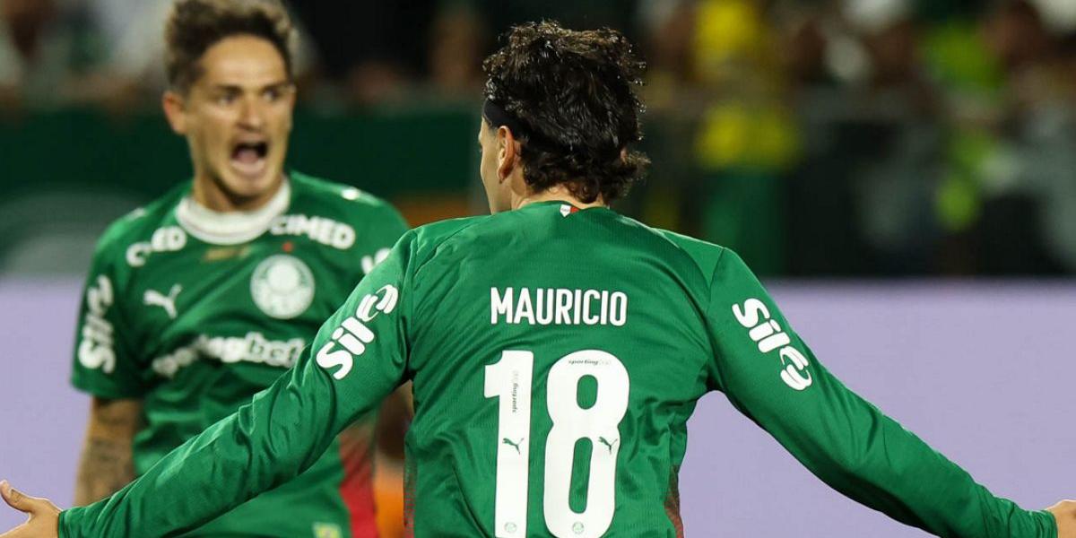 O jogador Mauricio comemora seu gol contra a equipe do São Paulo FC, durante partida válida pela semifinal