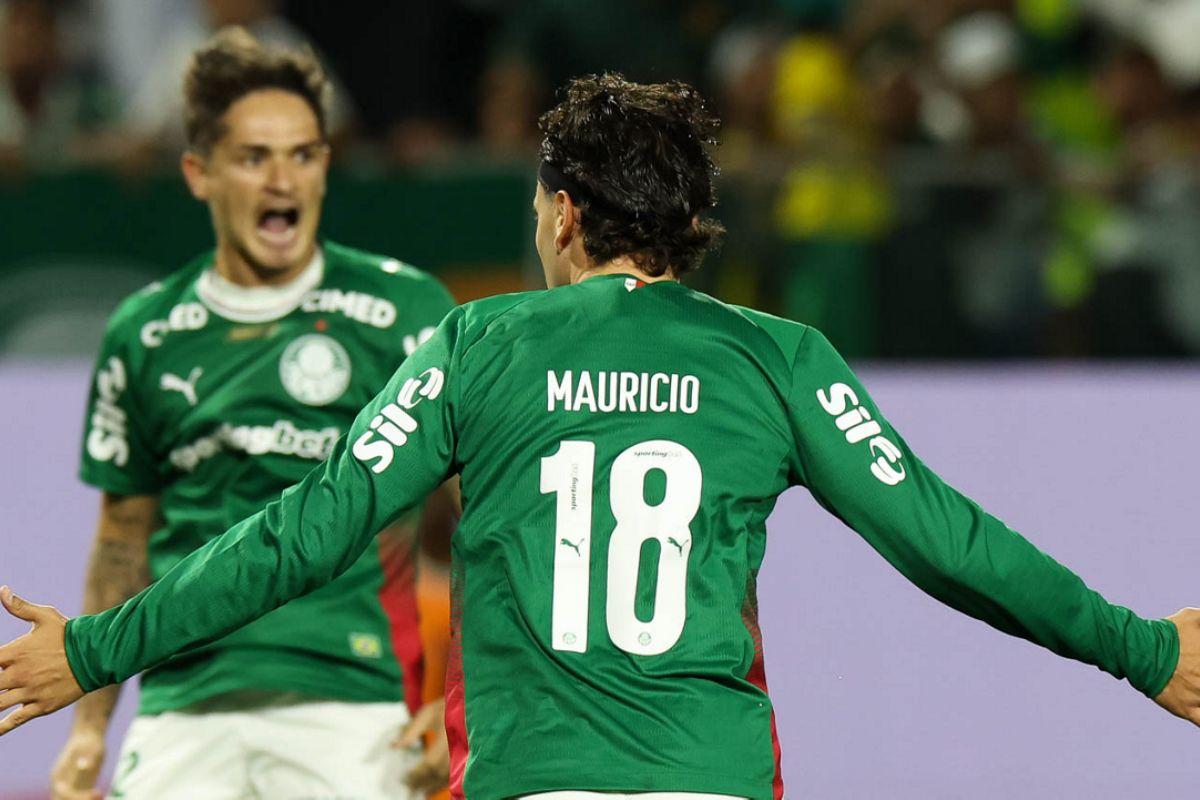 O jogador Mauricio comemora seu gol contra a equipe do São Paulo FC, durante partida válida pela semifinal