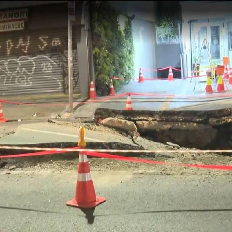 Explosão subterrânea abre cratera na Rua da Consolação, em São Paulo