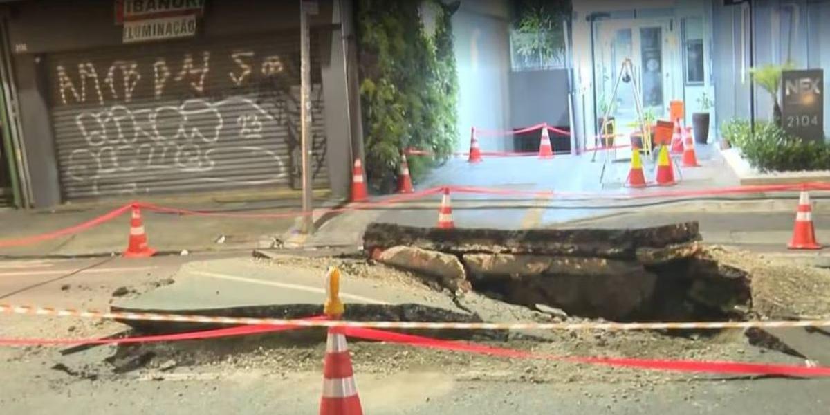 Explosão subterrânea abre cratera na Rua da Consolação, em São Paulo