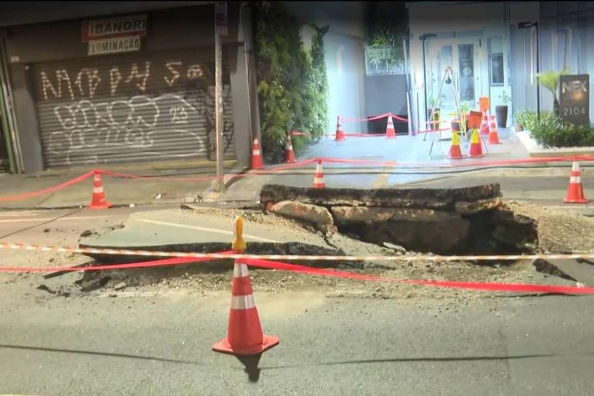 Explosão subterrânea abre cratera na Rua da Consolação, em São Paulo