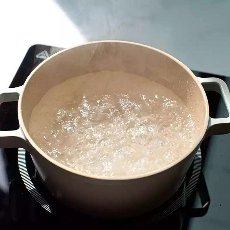 O segredo para ferver água mais rapidamente não está em truques complicados, mas em maximizar a retenção de calor e reduzir perda de energia
