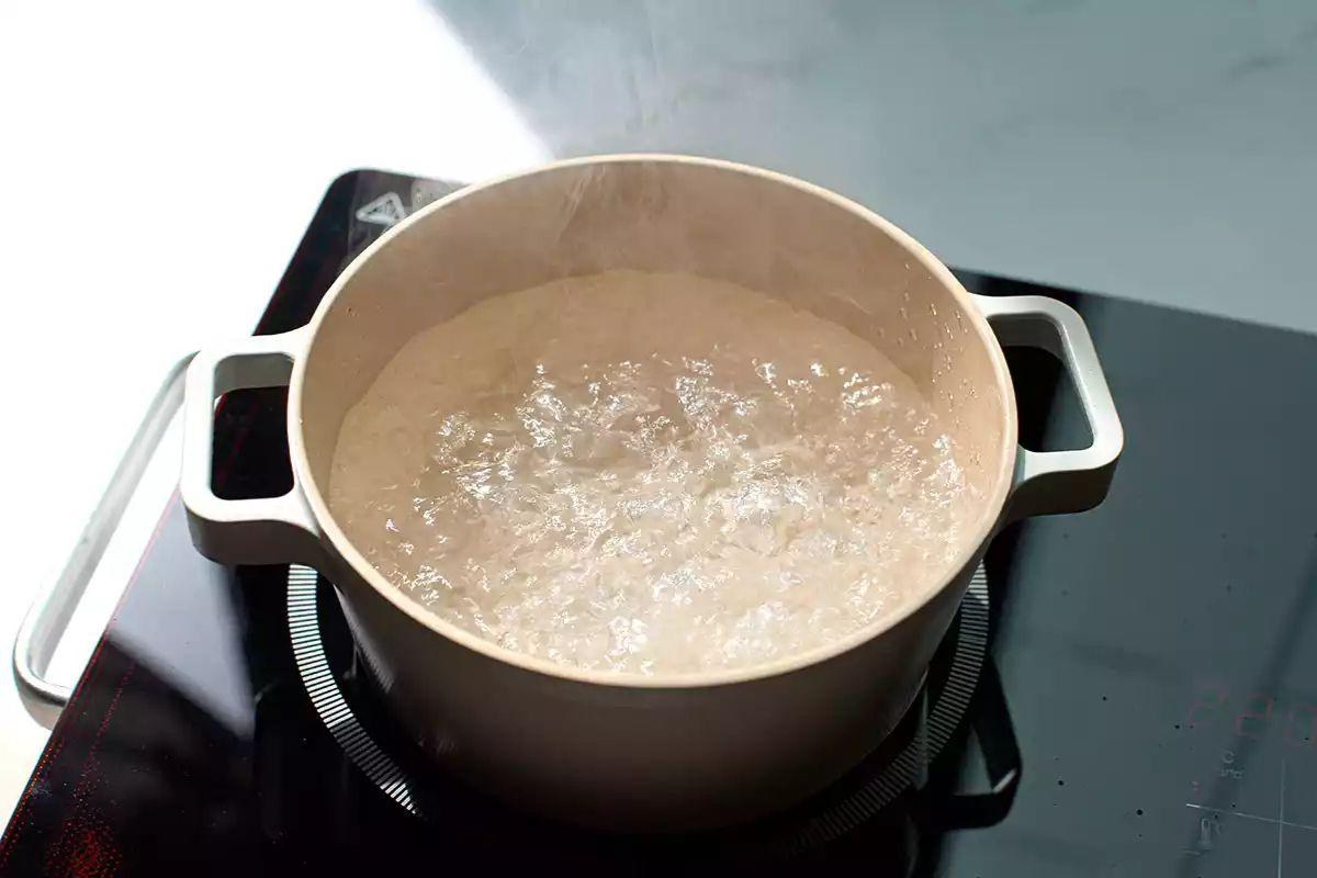O segredo para ferver água mais rapidamente não está em truques complicados, mas em maximizar a retenção de calor e reduzir perda de energia