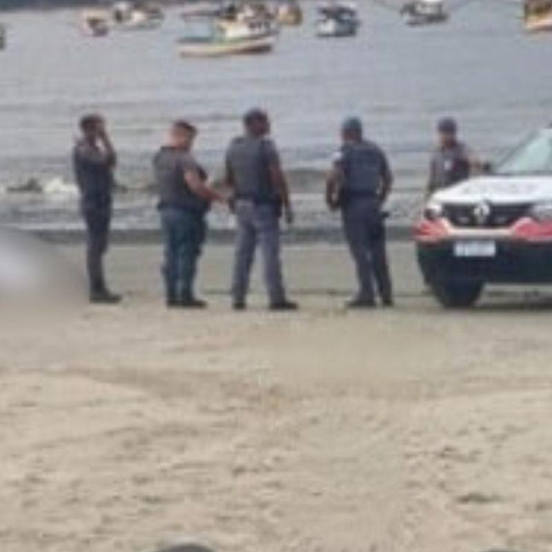 Corpo é encontrado boiando no mar e resgatado por bombeiros no Guarujá