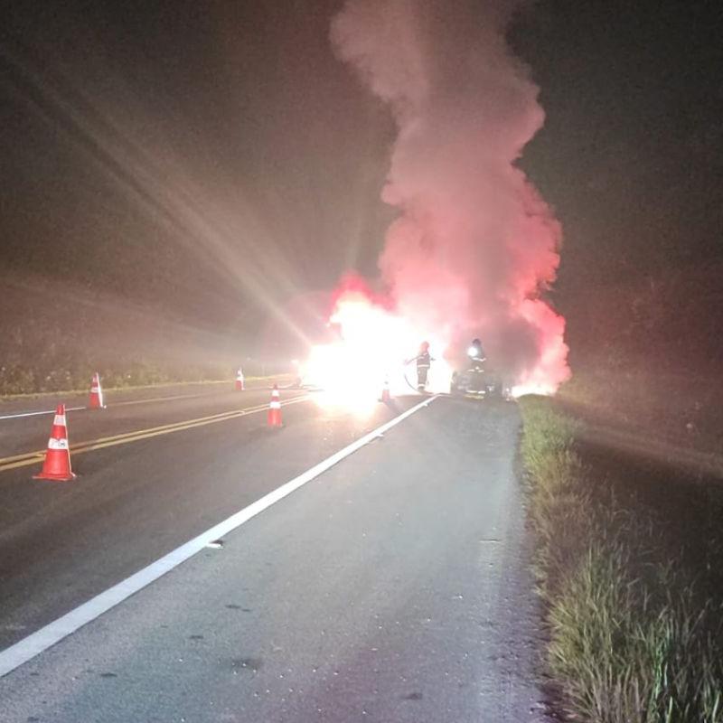 Veículo pega fogo na Rodovia Rio-Santos durante a madrugada no litoral paulista