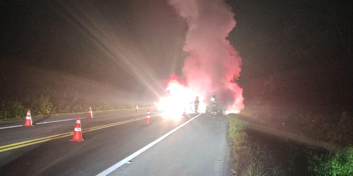 Veículo pega fogo na Rodovia Rio-Santos durante a madrugada no litoral paulista