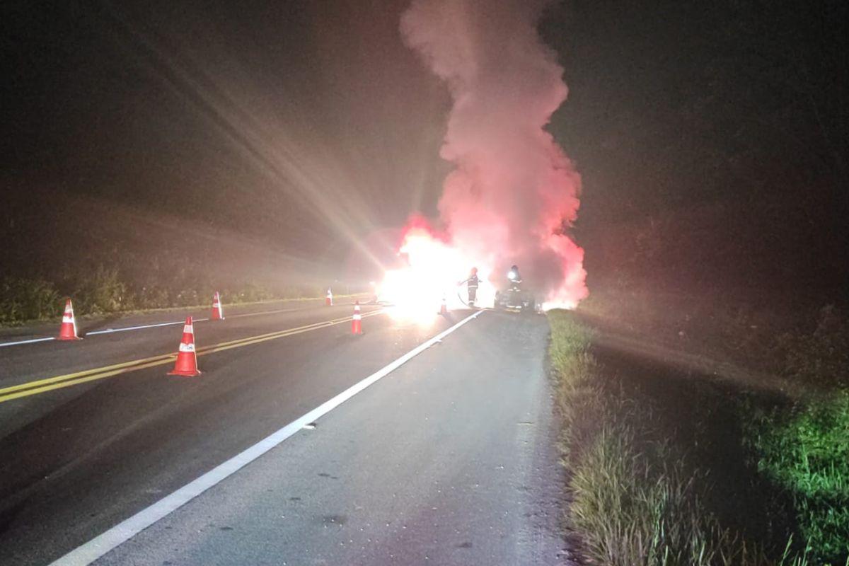 Veículo pega fogo na Rodovia Rio-Santos durante a madrugada no litoral paulista