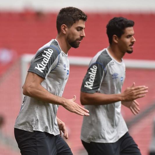 Luan Peres e Lucas Veríssimo, em treino do Santos, em outubro de 2019