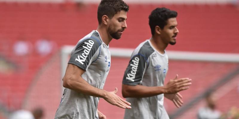 Luan Peres e Lucas Veríssimo, em treino do Santos, em outubro de 2019