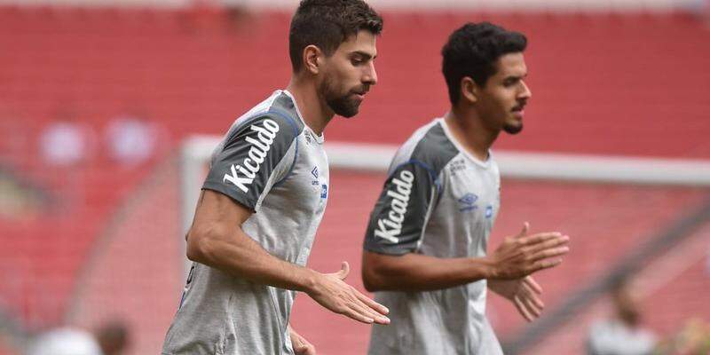 Luan Peres e Lucas Veríssimo, em treino do Santos, em outubro de 2019