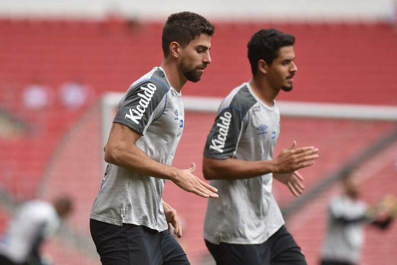 Luan Peres e Lucas Veríssimo, em treino do Santos, em outubro de 2019