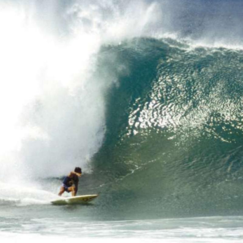 Fê Corrêa surfando na Cacimba do Padre, em Fernando de Noronha, em julho de 1989
