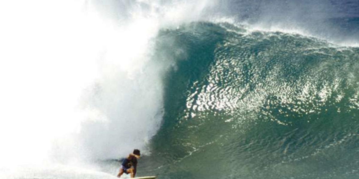 Fê Corrêa surfando na Cacimba do Padre, em Fernando de Noronha, em julho de 1989