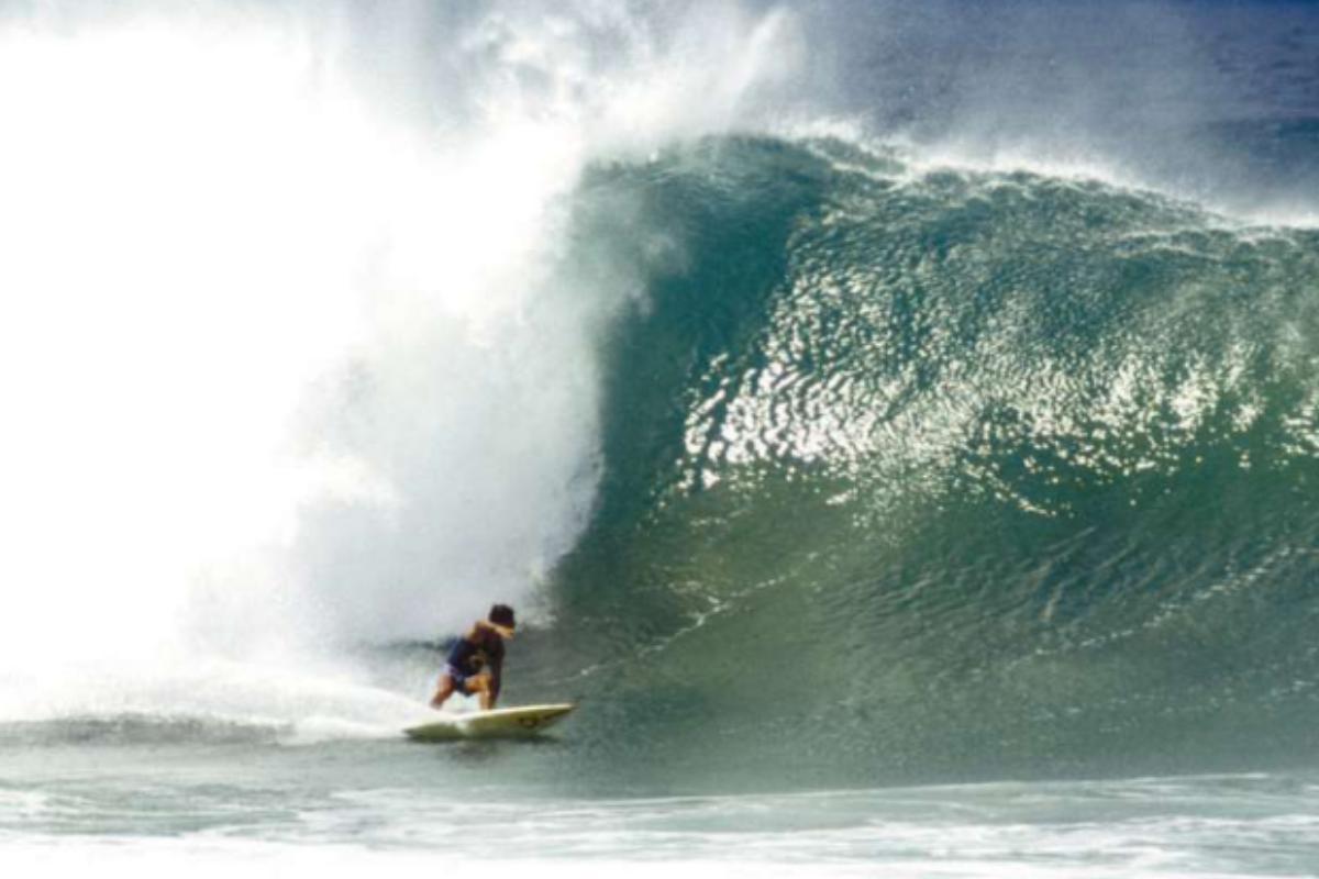 Fê Corrêa surfando na Cacimba do Padre, em Fernando de Noronha, em julho de 1989