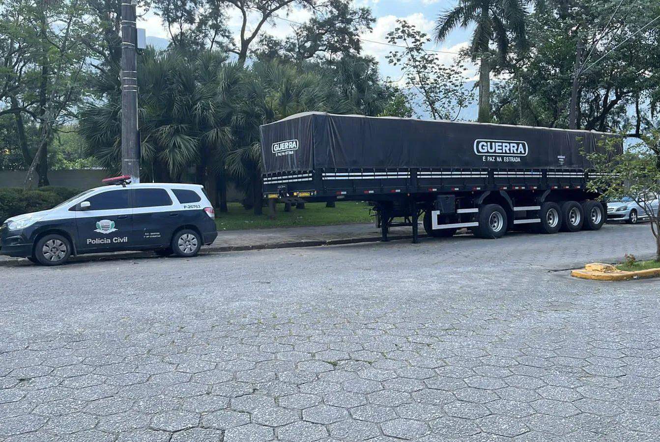 Semirreboque com a carga foi localizada em Santos