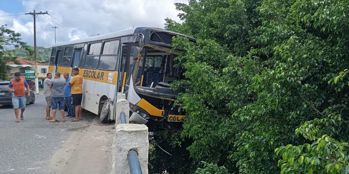 Ônibus escolar se solta de guincho e atinge ciclista em ponte em Juquiá, no Vale do Ribeira: VÍDEO