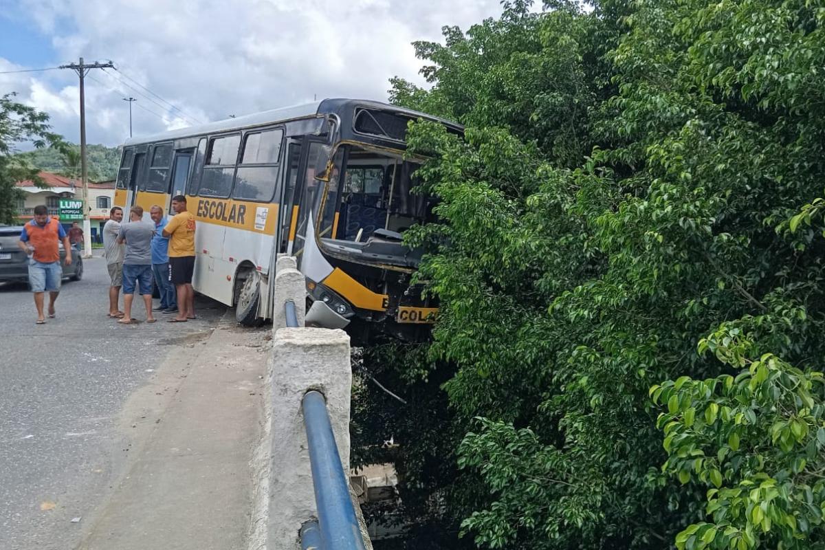 Ônibus escolar se solta de guincho e atinge ciclista em ponte em Juquiá, no Vale do Ribeira: VÍDEO