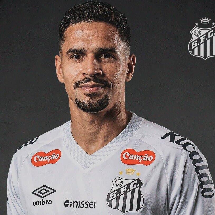 Em sua primeira passagem pela Vila, Lucas Veríssimo jogou no Santos entre 2016 e 2021