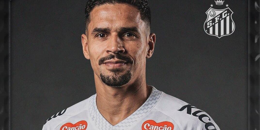 Em sua primeira passagem pela Vila, Lucas Veríssimo jogou no Santos entre 2016 e 2021