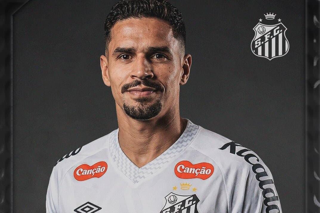 Em sua primeira passagem pela Vila, Lucas Veríssimo jogou no Santos entre 2016 e 2021