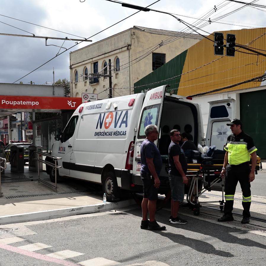 A ambulância seguia pela linha do VLT quando caminhonete teria feito uma conversão à frente do veículo e causado o acidente em Santos