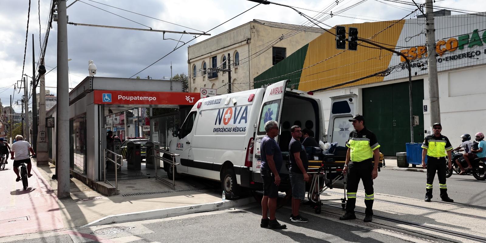 A ambulância seguia pela linha do VLT quando caminhonete teria feito uma conversão à frente do veículo e causado o acidente em Santos