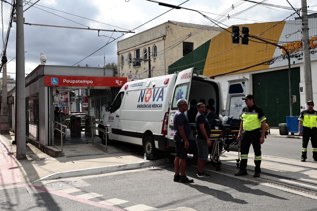 A ambulância seguia pela linha do VLT quando caminhonete teria feito uma conversão à frente do veículo e causado o acidente em Santos