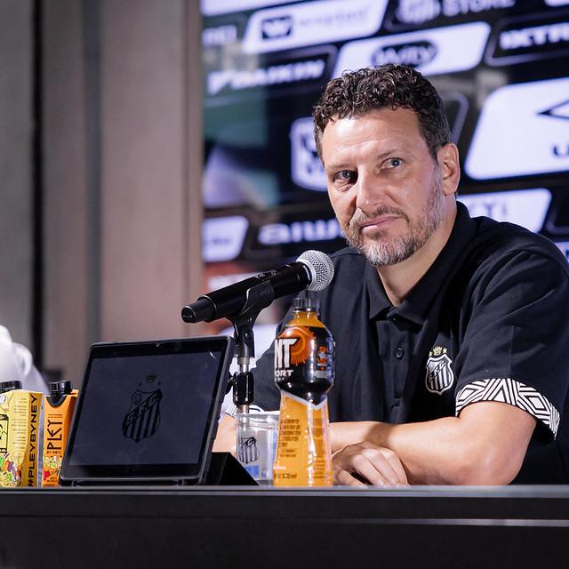 Elano chegou para ser o gerente da base e tem contrato com o clube até dezembro