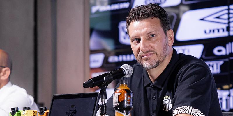 Elano chegou para ser o gerente da base e tem contrato com o clube até dezembro