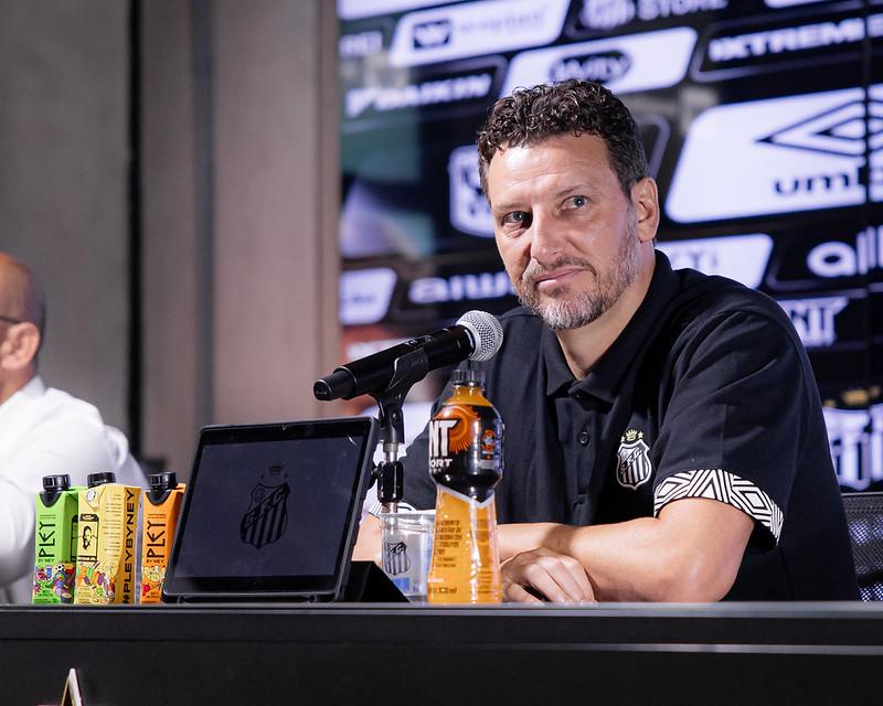 Elano chegou para ser o gerente da base e tem contrato com o clube até dezembro