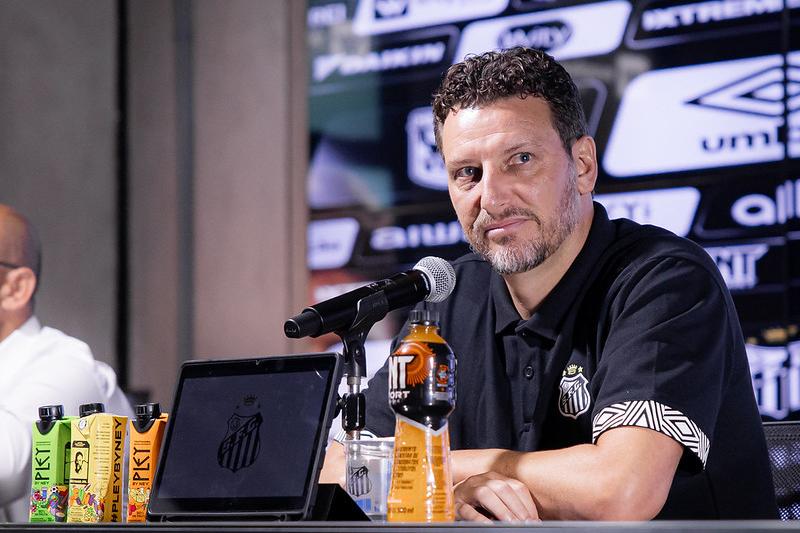 Elano chegou para ser o gerente da base e tem contrato com o clube até dezembro