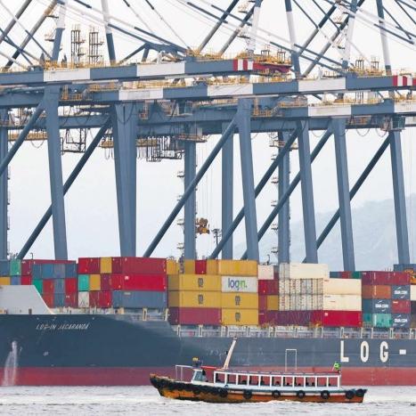 Private-use terminals are those built outside the areas of organized ports and require only authorization, with a faster procedure, unlike those located within port boundaries, whose areas are leased after auction