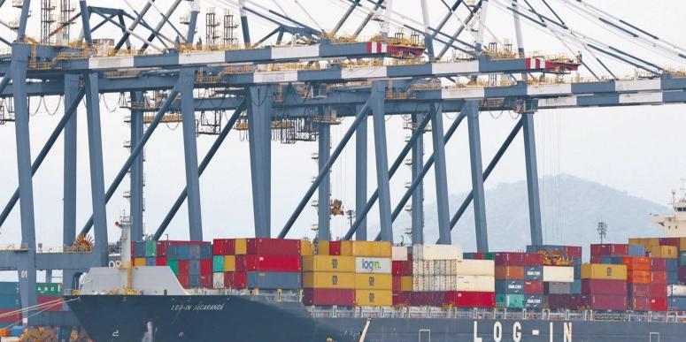 Private-use terminals are those built outside the areas of organized ports and require only authorization, with a faster procedure, unlike those located within port boundaries, whose areas are leased after auction