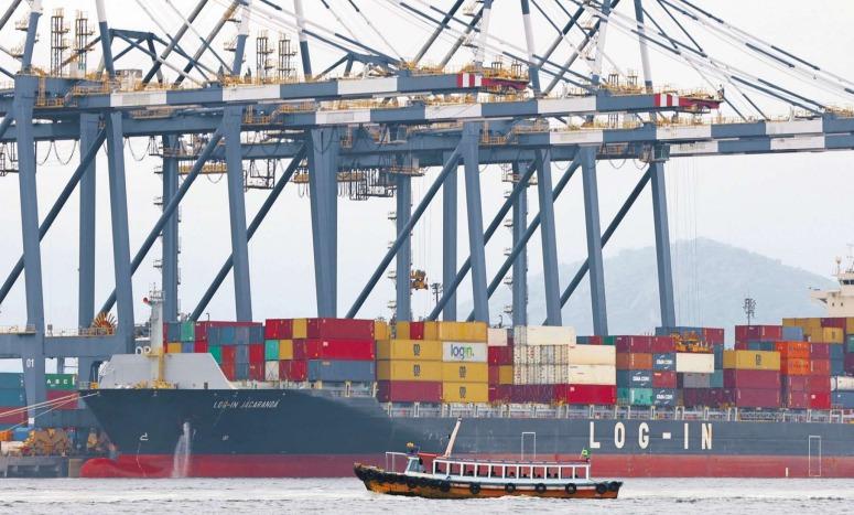 Private-use terminals are those built outside the areas of organized ports and require only authorization, with a faster procedure, unlike those located within port boundaries, whose areas are leased after auction