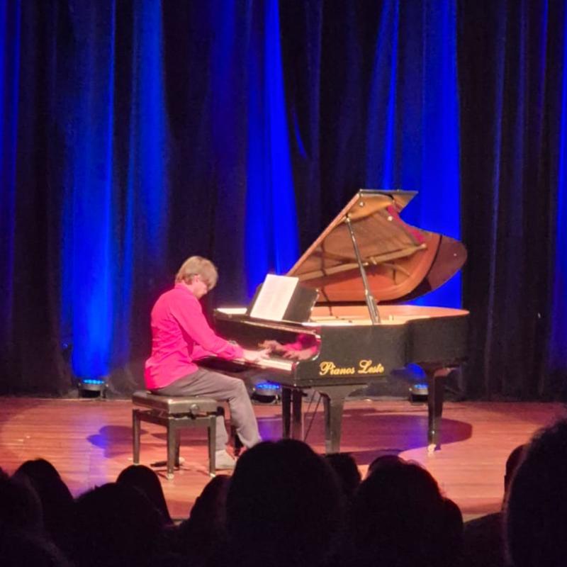 No palco, o pianista Bruno Hrabovsky apresentou uma música de cada álbum de estúdio da banda britânica, em ordem cronológica