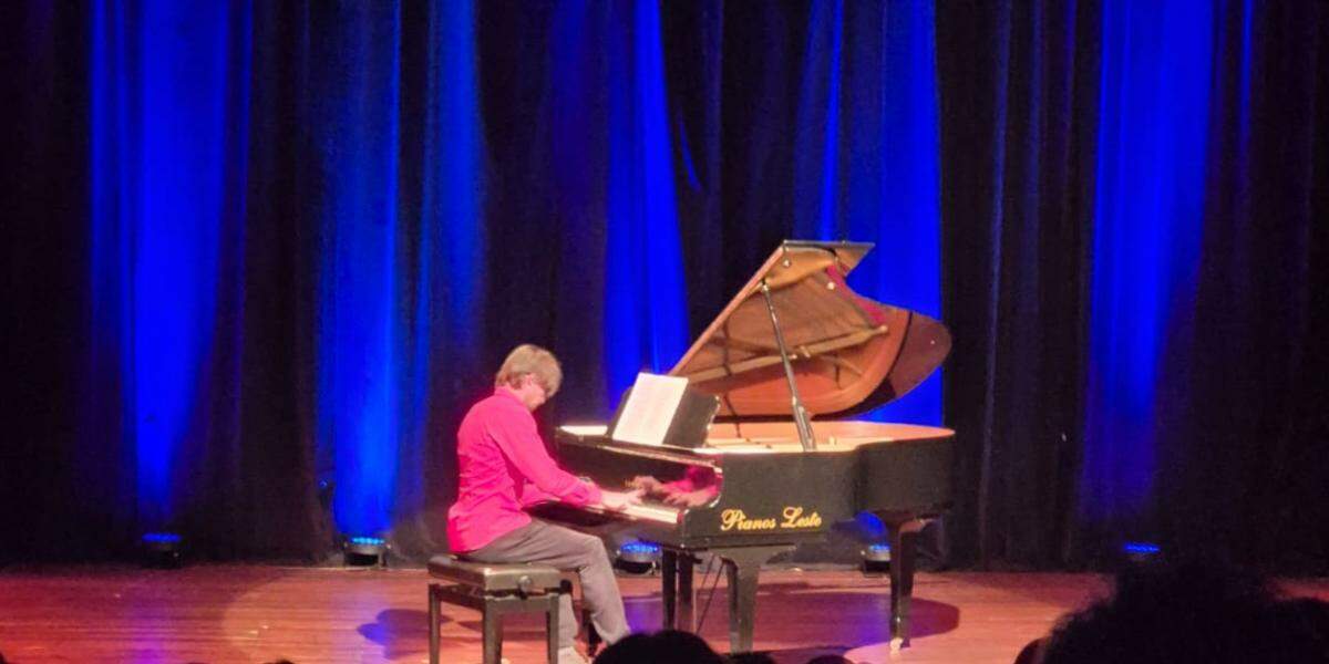 No palco, o pianista Bruno Hrabovsky apresentou uma música de cada álbum de estúdio da banda britânica, em ordem cronológica