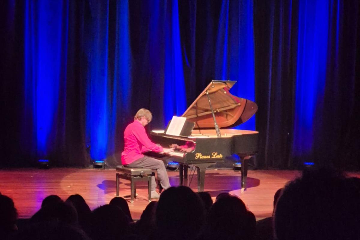 No palco, o pianista Bruno Hrabovsky apresentou uma música de cada álbum de estúdio da banda britânica, em ordem cronológica