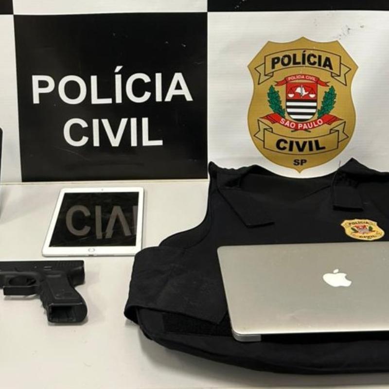 Celular, notebook e simulacro foram apreendidos pela Polícia Civil