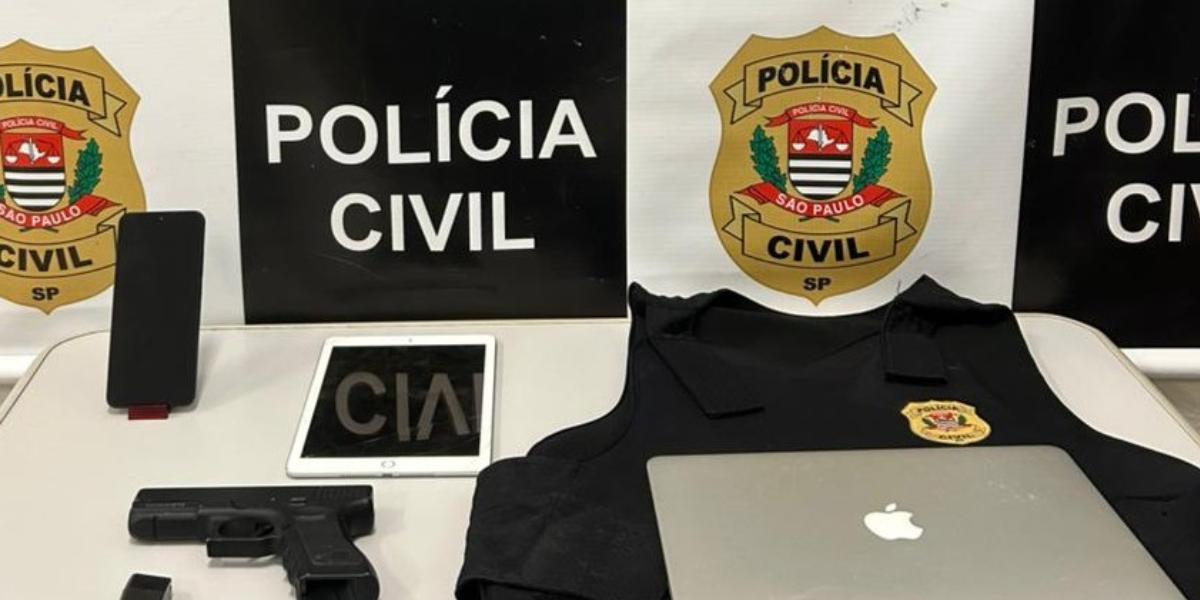 Celular, notebook e simulacro foram apreendidos pela Polícia Civil
