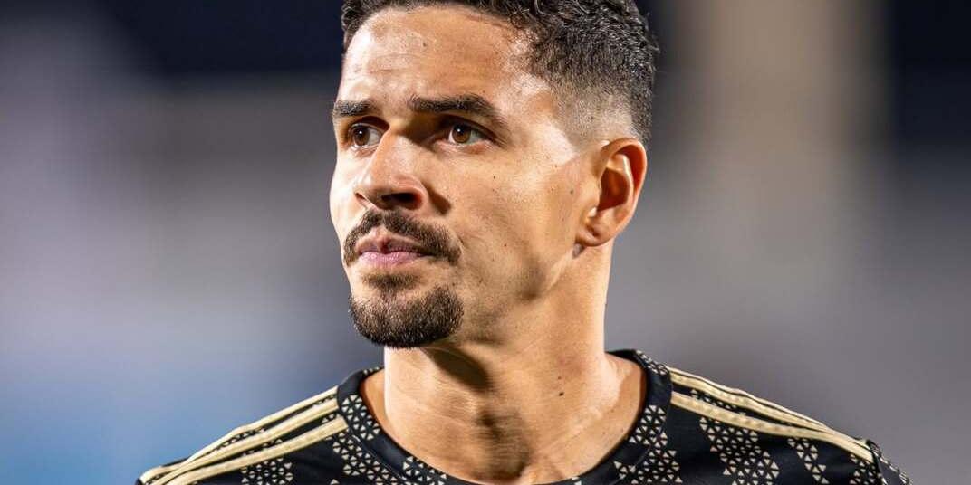 O zagueiro Lucas Veríssimo vai voltar a jogar no Santos após cinco temporadas